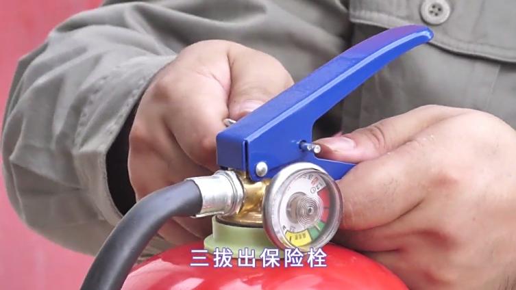 【灭火器到底怎么用】见过,但没用过!这是许多人对灭火器的印象,下面这位电力小伙为大家示范一